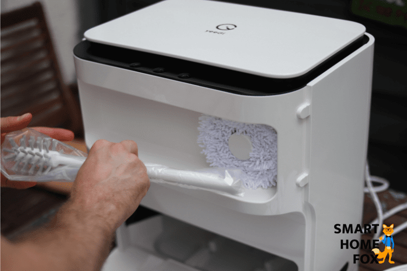 Ersatzteile werden im Staufach an der Yeedi Mop Station befestigt.